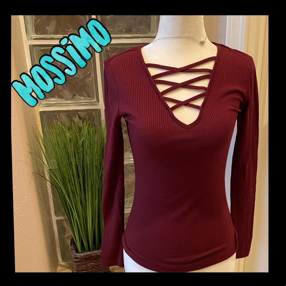 Beautiful v-neck Mossimo top w/cross-cross detail